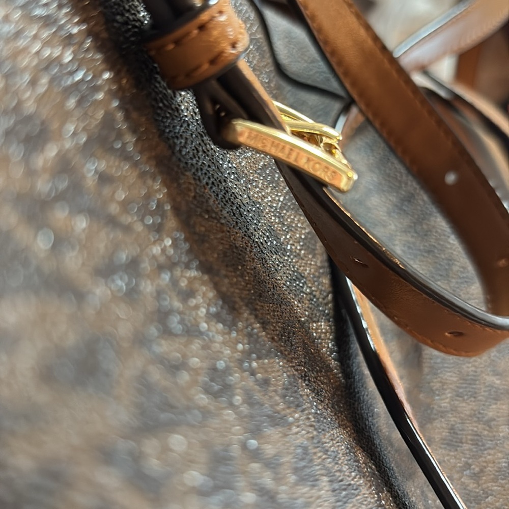 MICHAEL KORS Sheila Signature Backpack - Picture 10 of 13